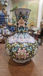 Cloisonné Vaasje met bloemmotief, Antiek en Kunst, Ophalen of Verzenden