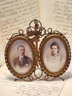 Apart antiek dubbel ovaal fotolijstje met bol glas fotolijst, Antiek en Kunst, Ophalen of Verzenden
