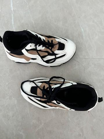 Trendy sneakers wit/zwart/beige - maat 37 beschikbaar voor biedingen