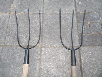 Hooivork - 2 identieke exemplaren - 180cm lengte - 3 tanders beschikbaar voor biedingen
