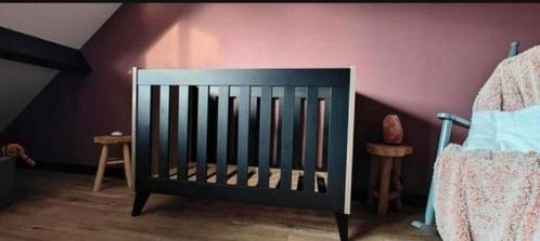 Zwart ledikant met visgraat motief aan de zijkanten, Kinderen en Baby's, Babywiegjes en Ledikanten, Zo goed als nieuw, Ledikant