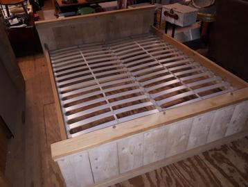 Tweepersoonsbed 160 X 200 van steigerhout met lattenbodems beschikbaar voor biedingen
