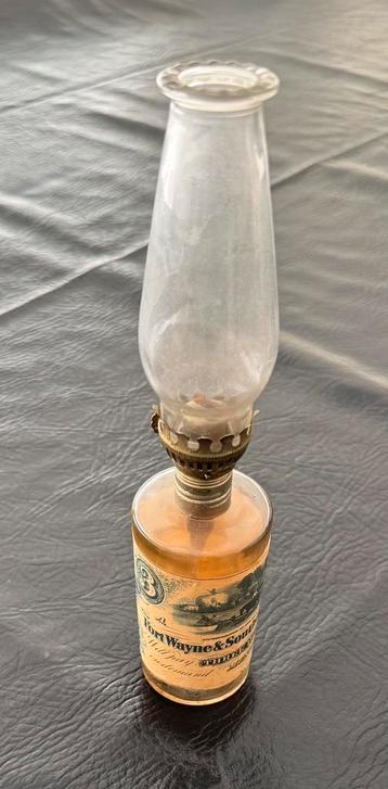 Actie Oud olielampje olielamp met geldbiljet beschikbaar voor biedingen