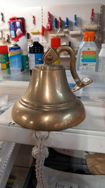Antieke Scheepsbel met wandbevestiging beschikbaar voor biedingen