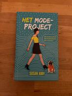 Het Mode-Project - Susan Juby (Zo goed als nieuw), Boeken, Ophalen of Verzenden, Zo goed als nieuw, Fictie algemeen