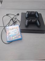 PlayStation 4 Slim met 2 controllers + GTA V, Gebruikt, Vanaf 18 jaar, Online, 3 spelers of meer