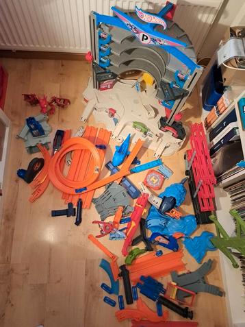 Matchbox Hotwheels garage vrachtauto en vele onderdelen  beschikbaar voor biedingen