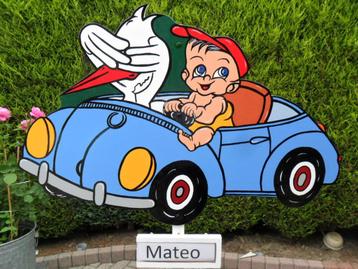 Geboortebord baby en ooievaar in blauwe auto. beschikbaar voor biedingen