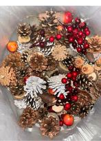 Pakket winterdecoratie dennenappels rode berries, Ophalen of Verzenden, Zo goed als nieuw