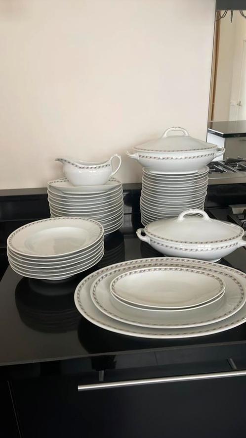 Antiek servies met paarse lavendel bloemetjes rand, Antiek en Kunst, Antiek | Servies compleet, Ophalen of Verzenden