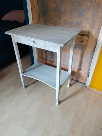 Leuke brocante tafel. beschikbaar voor biedingen