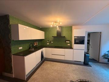 Hoogglans witte keuken hoekopstelling L vorm beschikbaar voor biedingen