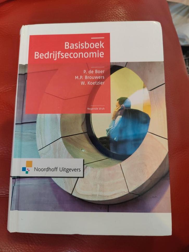 Basisboek Bedrijfseconomie - P. de Boer et al., Boeken, Economie, Management en Marketing, Zo goed als nieuw, Economie en Marketing