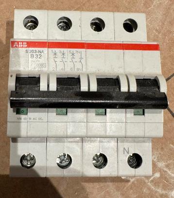 ABB installatieautomaat B32 3-fase beschikbaar voor biedingen