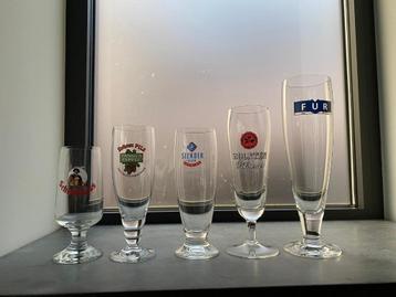 5 pils glazen op voet beschikbaar voor biedingen