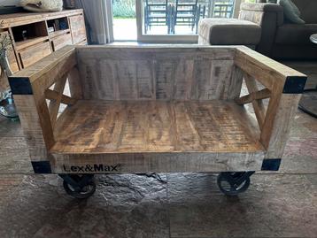 Industriële mooie honden divan van Lex & Max beschikbaar voor biedingen