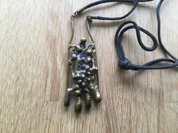 Hanger brons aan orgineel koord, waarschijnlijk uit Finland. beschikbaar voor biedingen