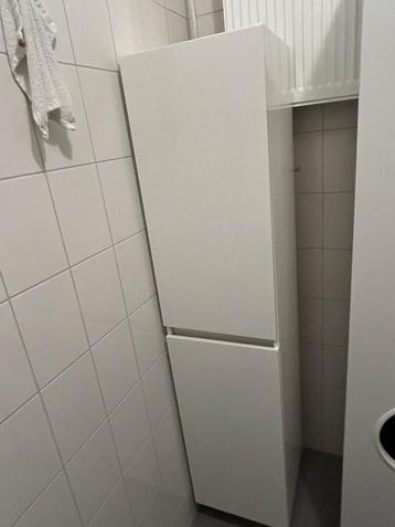 Witte hoogglans badkamer kast