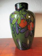 GOUDA Vaas gesigneerd groene ondergrond hoog 27 cm, Antiek en Kunst, Ophalen of Verzenden