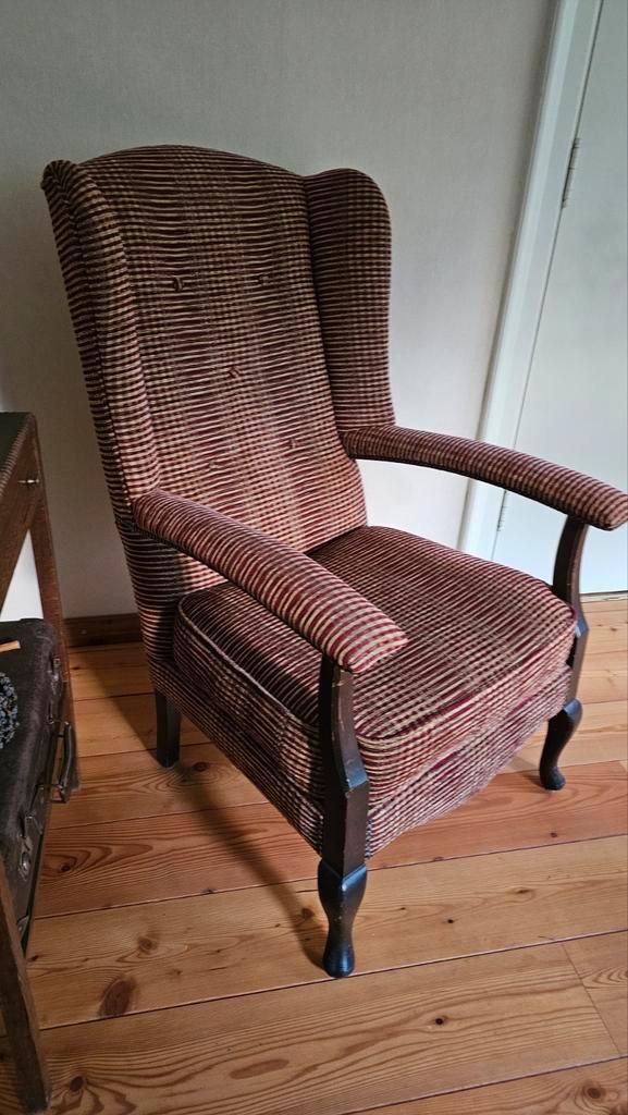 Klassieke fauteuil met gestreepte bekleding, Huis en Inrichting, Fauteuils, Gebruikt, Hout, Stof, 75 tot 100 cm, 75 tot 100 cm