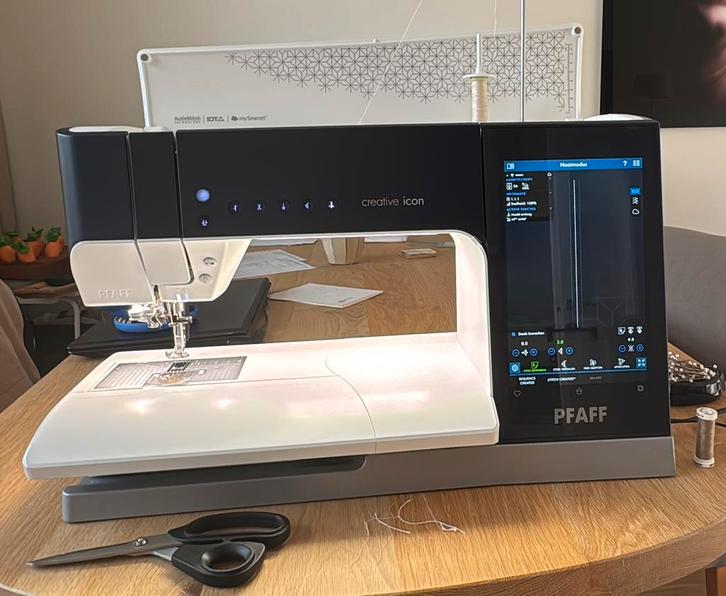 Super naai-borduurmachine PFAFF Creative Icon met garantie, Hobby en Vrije tijd, Naaimachines en Toebehoren, Zo goed als nieuw