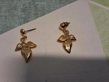 Goud Vergulde Oorstekers met Bladmotief beschikbaar voor biedingen