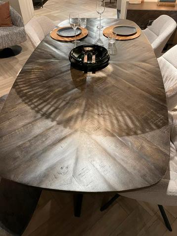 Complete eethoek – visgraat eettafel + stoelen beschikbaar voor biedingen