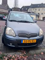 Toyota Yaris 1.3 16V Vvti 3DR Linea Terra 2004 grijs, Auto's, Voorwielaandrijving, 4 cilinders, Origineel Nederlands, Handgeschakeld