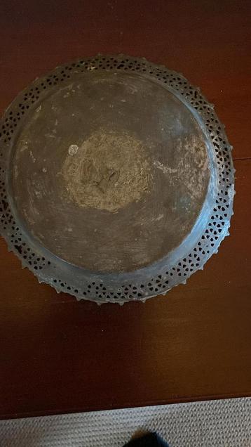 Antieke Indonesische schaal beschikbaar voor biedingen