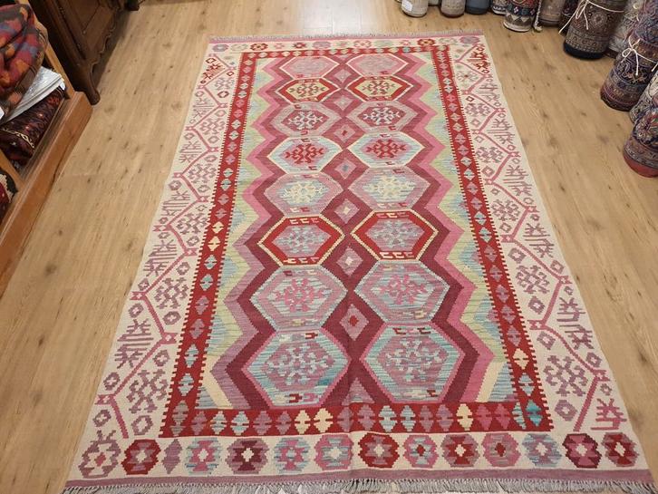 Handgeweven oosterse wollen kelim 269x175, Huis en Inrichting, Stoffering | Tapijten en Kleden, Nieuw, 150 tot 200 cm, 200 cm of meer