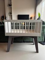 Wieg met matras - Kidsmill sixties oatmeal walnoot, Ophalen, Nieuw, Wieg