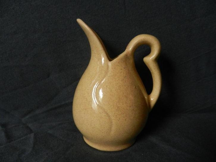 Aardewerk plateel beige kan door Erica Hoogezand h. 11,7 cm., Antiek en Kunst, Antiek | Keramiek en Aardewerk, Ophalen of Verzenden