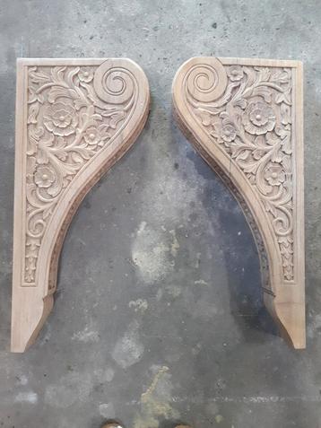2 Grote wandcondoles/ ornamenten met houtsnijwerk beschikbaar voor biedingen