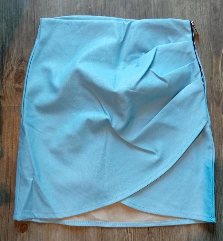 Mooie licht blauwe rok van nepleer maat S, Kleding | Dames, Rokken, Zo goed als nieuw, Maat 36 (S), Blauw, Boven de knie, Ophalen of Verzenden