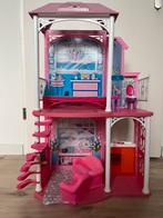 Barbiehuis met meubels en veel barbie- en andere poppen, Ophalen, Gebruikt, Poppenhuis