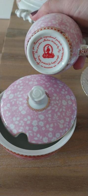 Suikerpotje en melk kannetje van PIP design beschikbaar voor biedingen