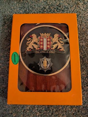 Hooijmayers Wapenbord politie in Doos beschikbaar voor biedingen