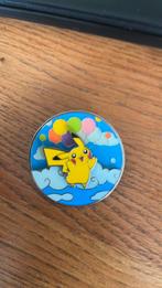 Flying pikachu en surfing pikachu badge, Verzamelen, Speldjes, Pins en Buttons, Ophalen of Verzenden
