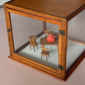 Houten winkel vitrine beschikbaar voor biedingen