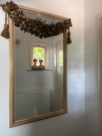 Spiegel met goudkleurige lijst (ornament is los!) beschikbaar voor biedingen