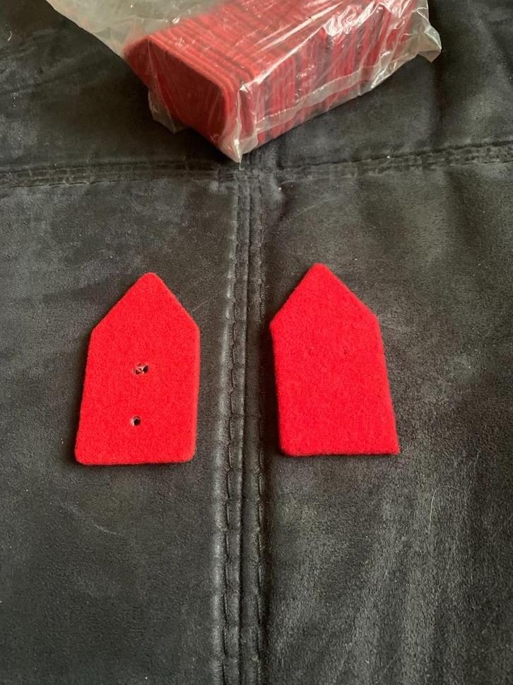 KL kraagspiegel achtergrond rood, Verzamelen, Militaria | Algemeen, Landmacht, Embleem of Badge, Nederland, Ophalen