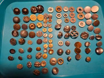 Ruim 95 goud-, zilver-en koperkleurige metalen knopen beschikbaar voor biedingen
