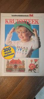 Kruissteek boek - 300 motieven, Boeken, Ophalen of Verzenden, Gelezen, Borduren en Naaien, Skeek