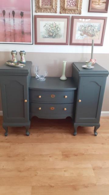 Gerestyled Vintage Kastje donkergroen minerale verf  beschikbaar voor biedingen