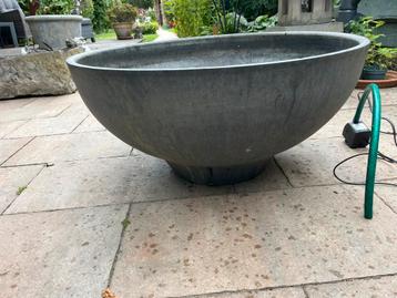 Terras vijver met pompje voor fontein of iets dergelijks. beschikbaar voor biedingen