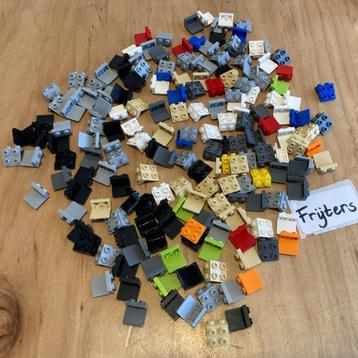 184x LEGO Bracket 1 x 2 - 2 x 2 (SNOT pieces) beschikbaar voor biedingen