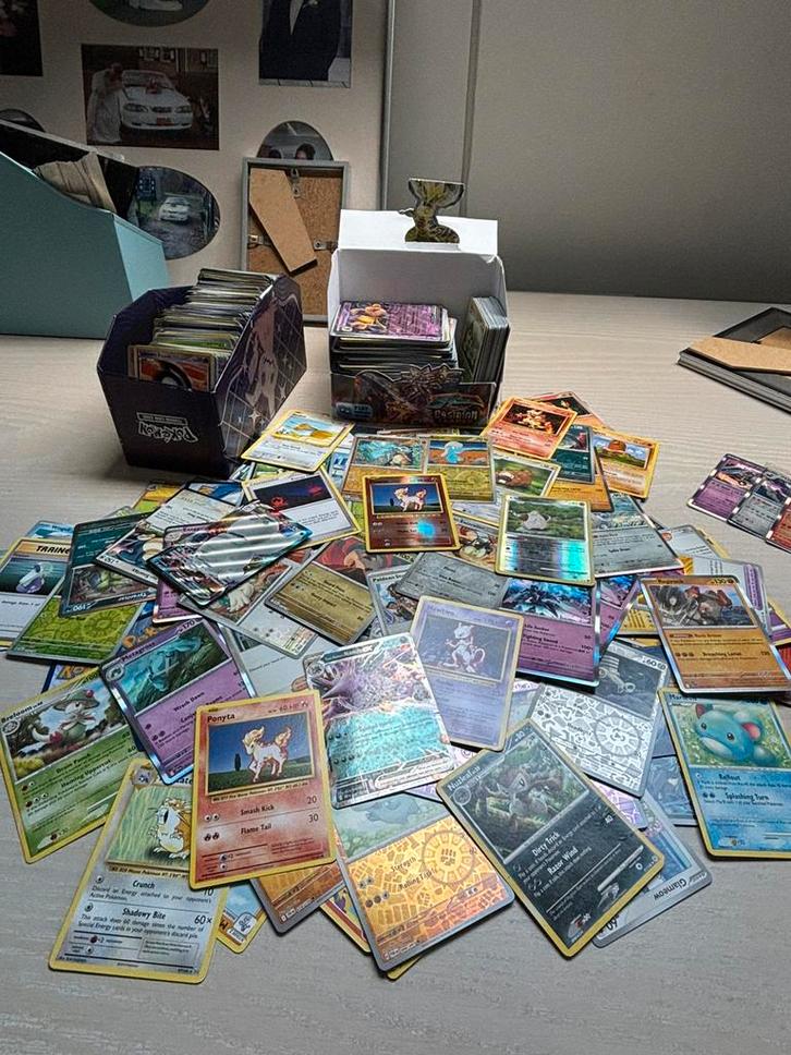 Pokemon kaarten collectie 1.000+ kaarten, Hobby en Vrije tijd, Verzamelkaartspellen | Yu-gi-Oh!, Zo goed als nieuw, Meerdere kaarten