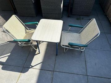 Klapstoeltjes en verstelbare tafel (kamperen) beschikbaar voor biedingen