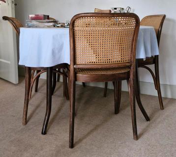 Ronde tafel met 4 Thonet stoelen beschikbaar voor biedingen