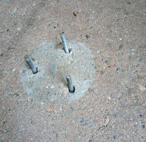 Betonnen fundering met draadeinden, Doe-het-zelf en Verbouw, Metselstenen, Gebruikt, Beton, Ophalen